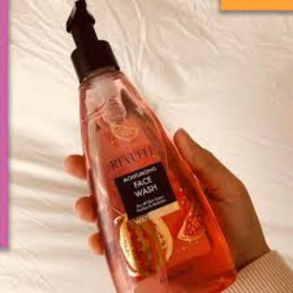 Revuele Papaya Face Wash 250ML 3