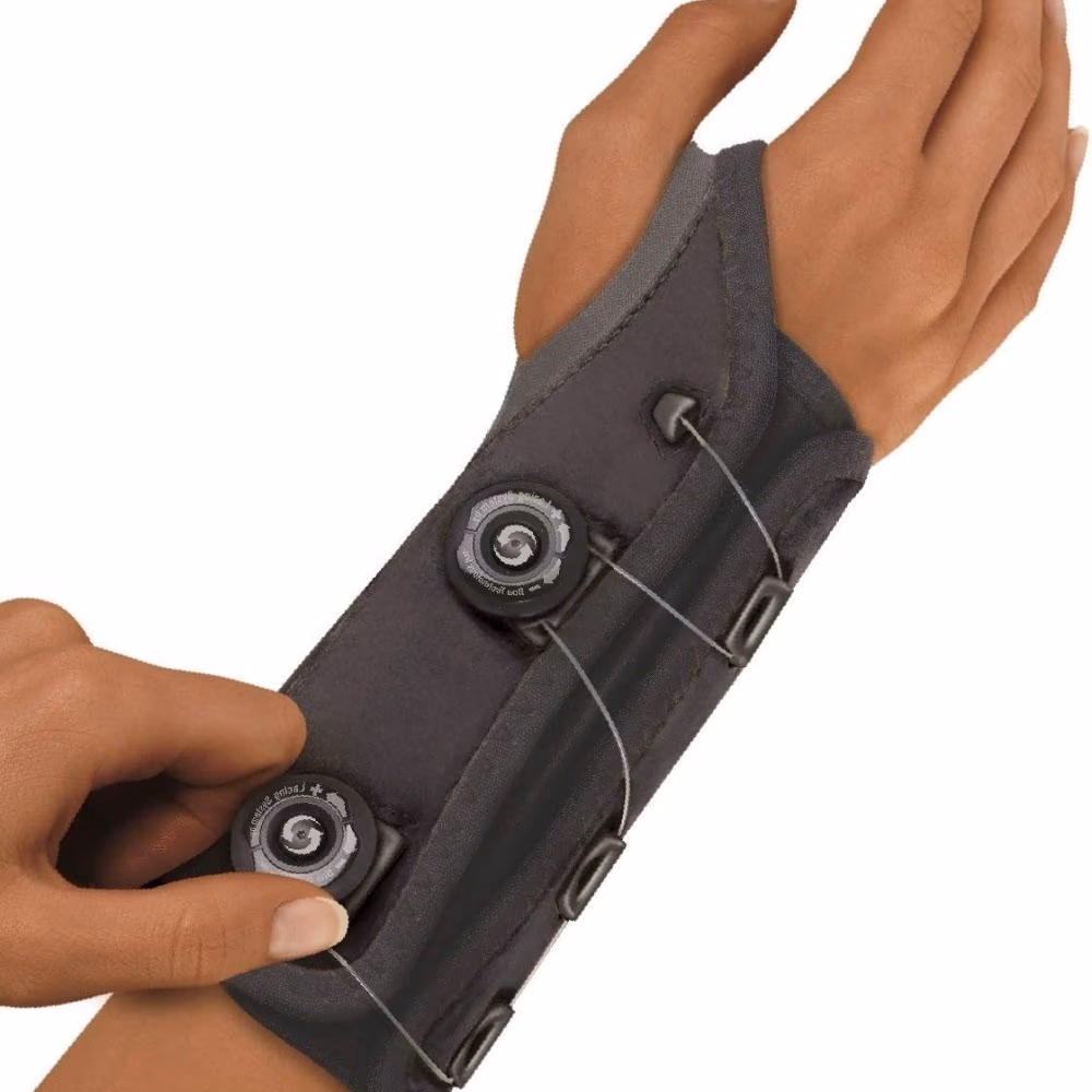 3M Futuro Wrist Custom Fit Stabilizing Brace (601602) - Right Hand - Adjustable Size - 1 Wrist Brace 3