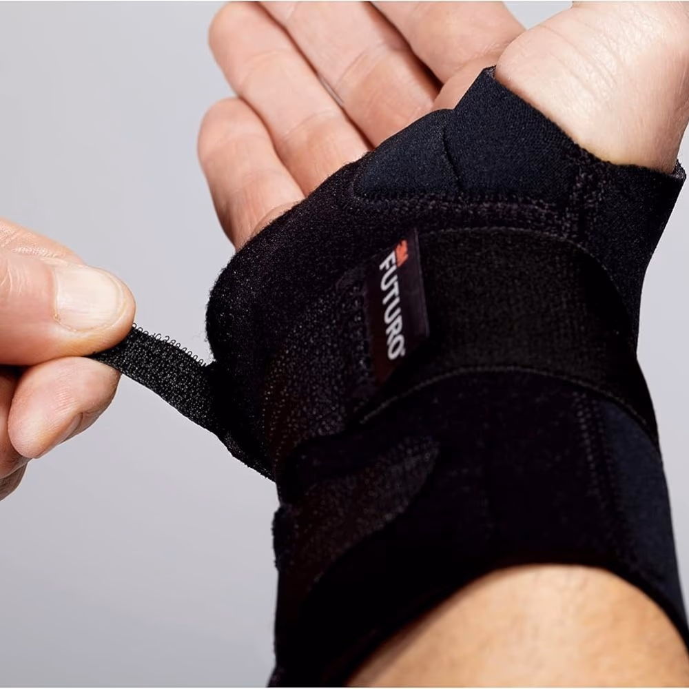 3M Futuro Wrist Compression Stabilizing Brace (48400) - Right Hand - Small/Medium Size - 1 Wrist Brace 3
