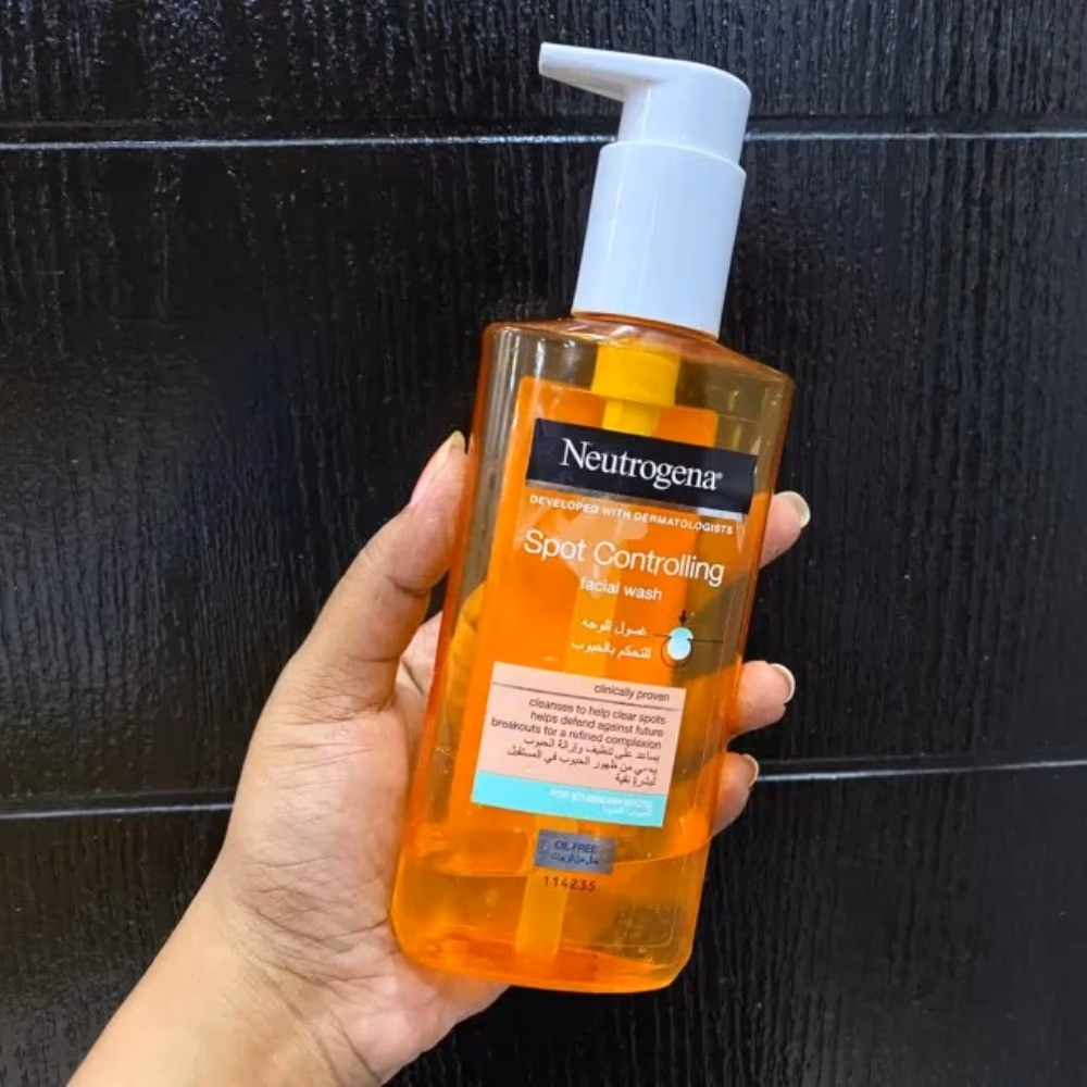 Neutrogena Spot Controlling Facial Wash 200ml 4