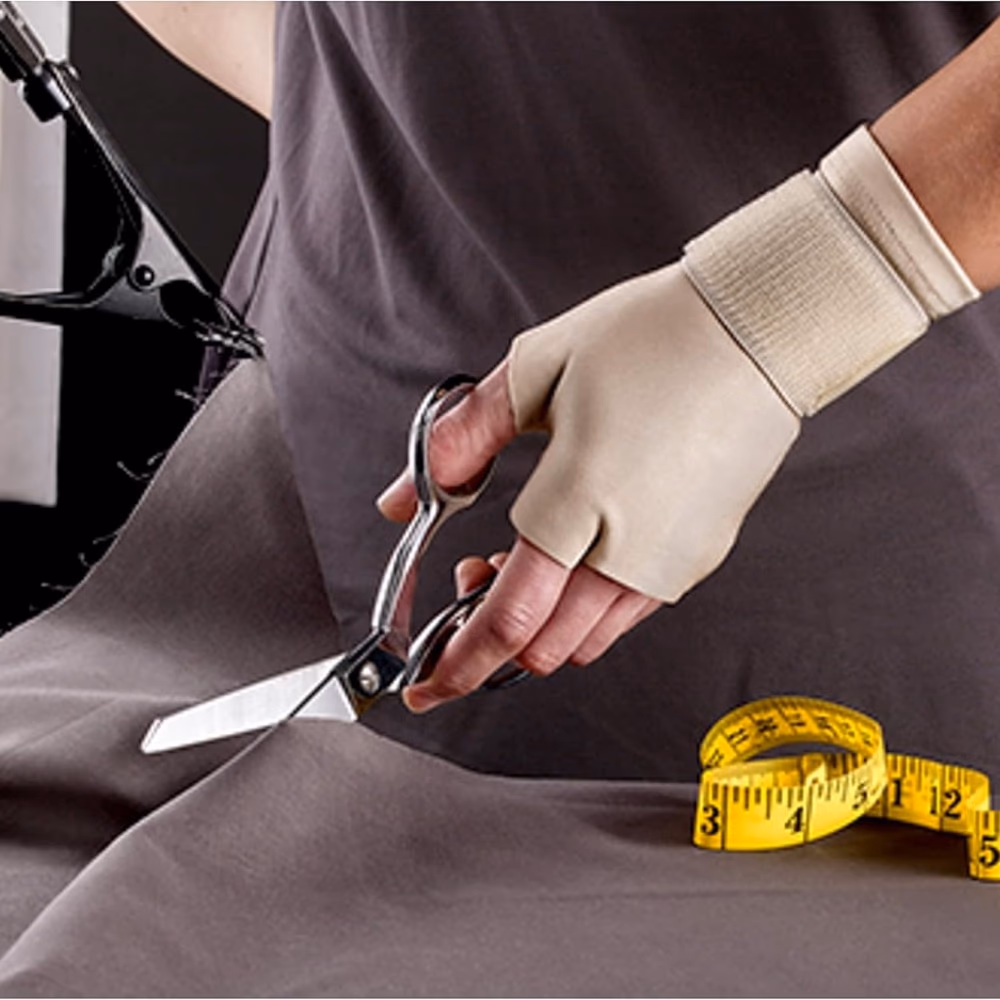 3M Futuro Hand/Wrist Compression Glove (09187) - Large/XL Size - 1 Hand/Wrist Glove 3