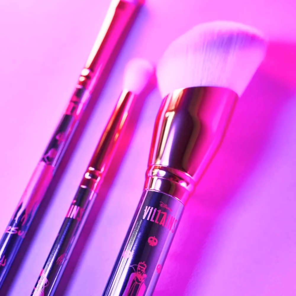 Essence Disney Villains Scar Blender Brush – Soft Blending Brush for Seamless Eye Makeup 2